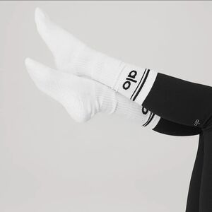 ALO Yoga Unisex Throwback White Athletic Socks Medium $34